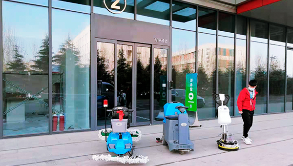 掃地車廠家-清掃車廠家-大型球場使用慶杰駕駛式洗地機、塵推車